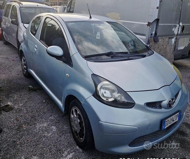 Grigio Usata 2006 Toyota Aygo Due volumi | 2800 € (Buon prezzo) - Immagine 1/3