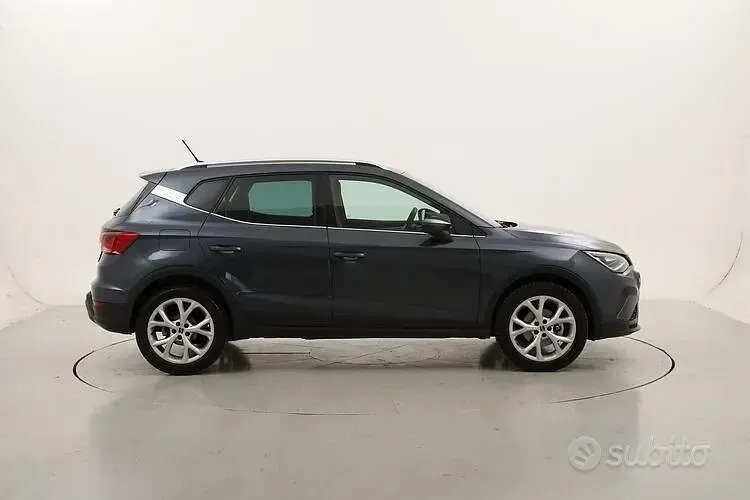 Käytetty Seat Arona FR 110 HP (80 kW) 2023 Harmaa Katumaasturi
