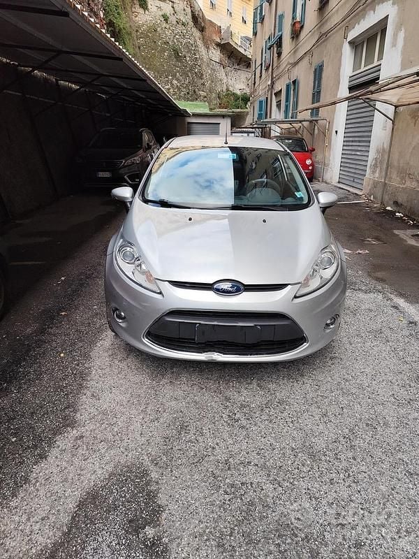 Usata Ford Fiesta 75 CV (55 kW) 2010 Grigio Utilitaria