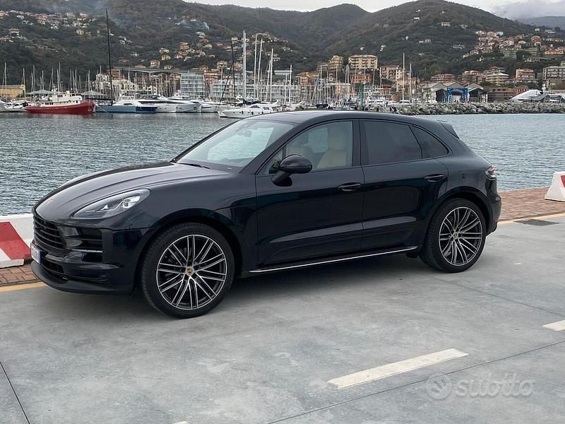Nero Usata 2020 Porsche Macan SUV | 59.000 € (Cara) - Immagine 1/4