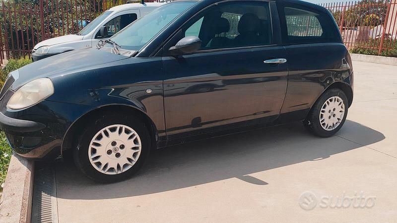 Usata Lancia Ypsilon 60 CV (44 kW) 2004 Blu Utilitaria