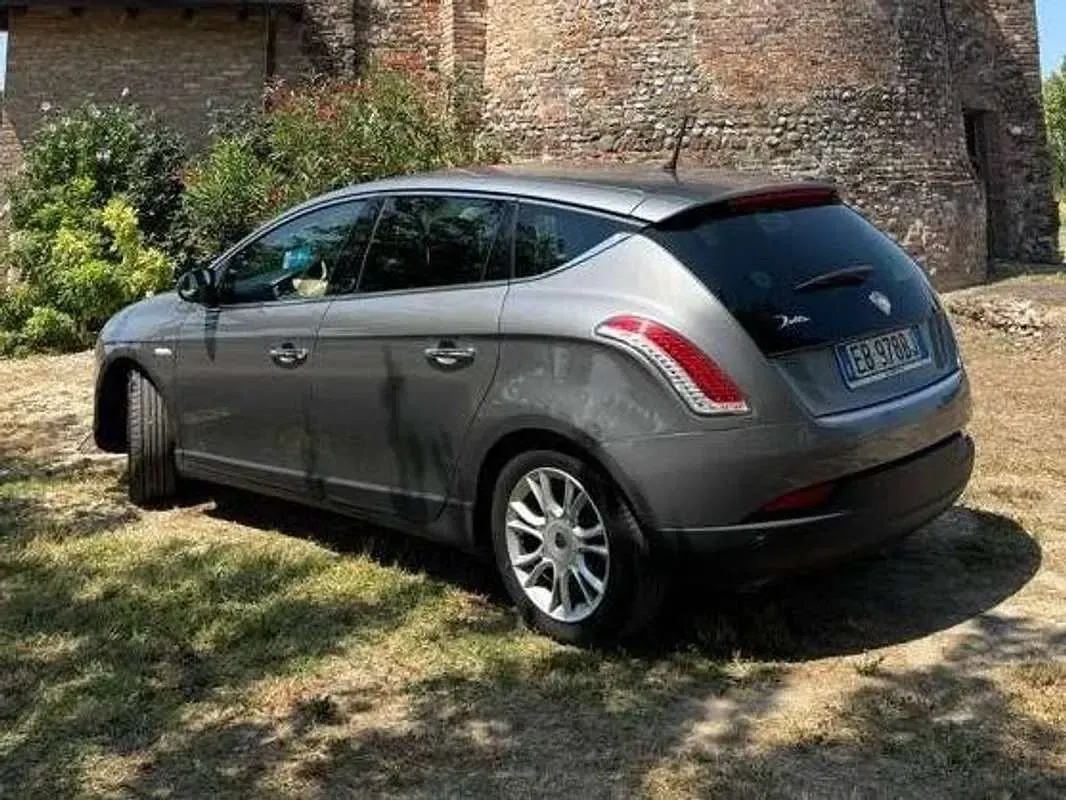 Usata Lancia Delta 120 CV (88 kW) 2010 Argento Utilitaria