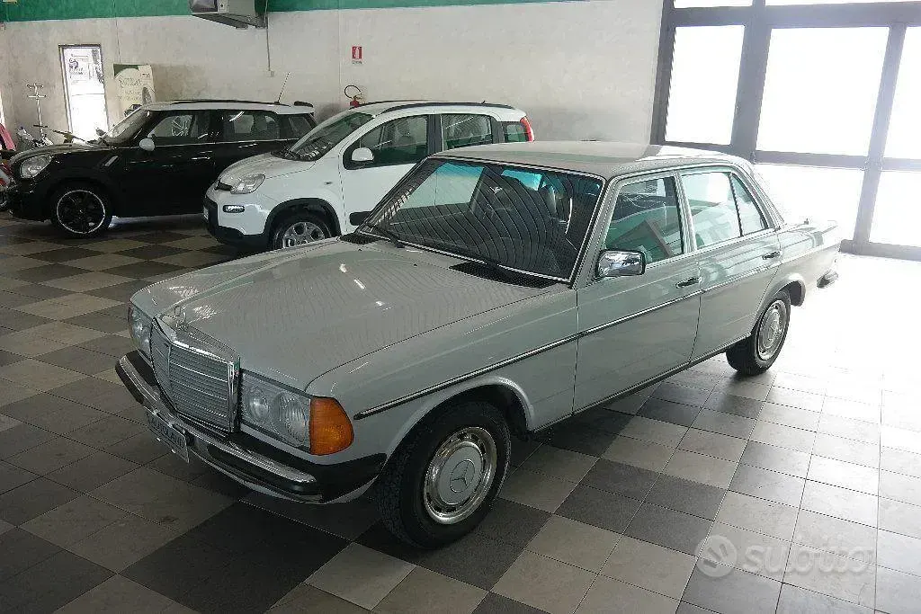 Usata Mercedes 200 94 CV (69 kW) 1970 Grigio Berlina