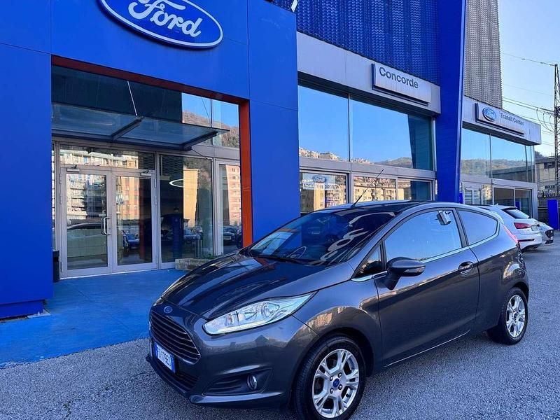 Grigio Usata 2016 Ford Fiesta Titanium Tre volumi | 7500 € (Buon prezzo) - Immagine 1/4