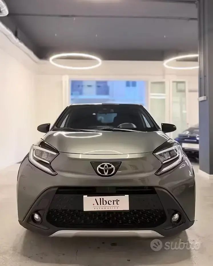 Usata Toyota Aygo X Lounge 72 CV (52 kW) 2022 Grigio SUV