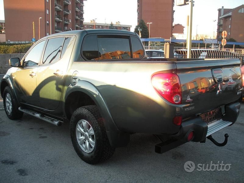 Usata Mitsubishi L200 Intense 136 CV (100 kW) 2013 Verde Pick-up