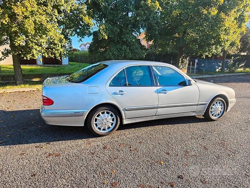 Usata Mercedes E200 Elegance 186 CV (136 kW) 2000 Grigio Berlina