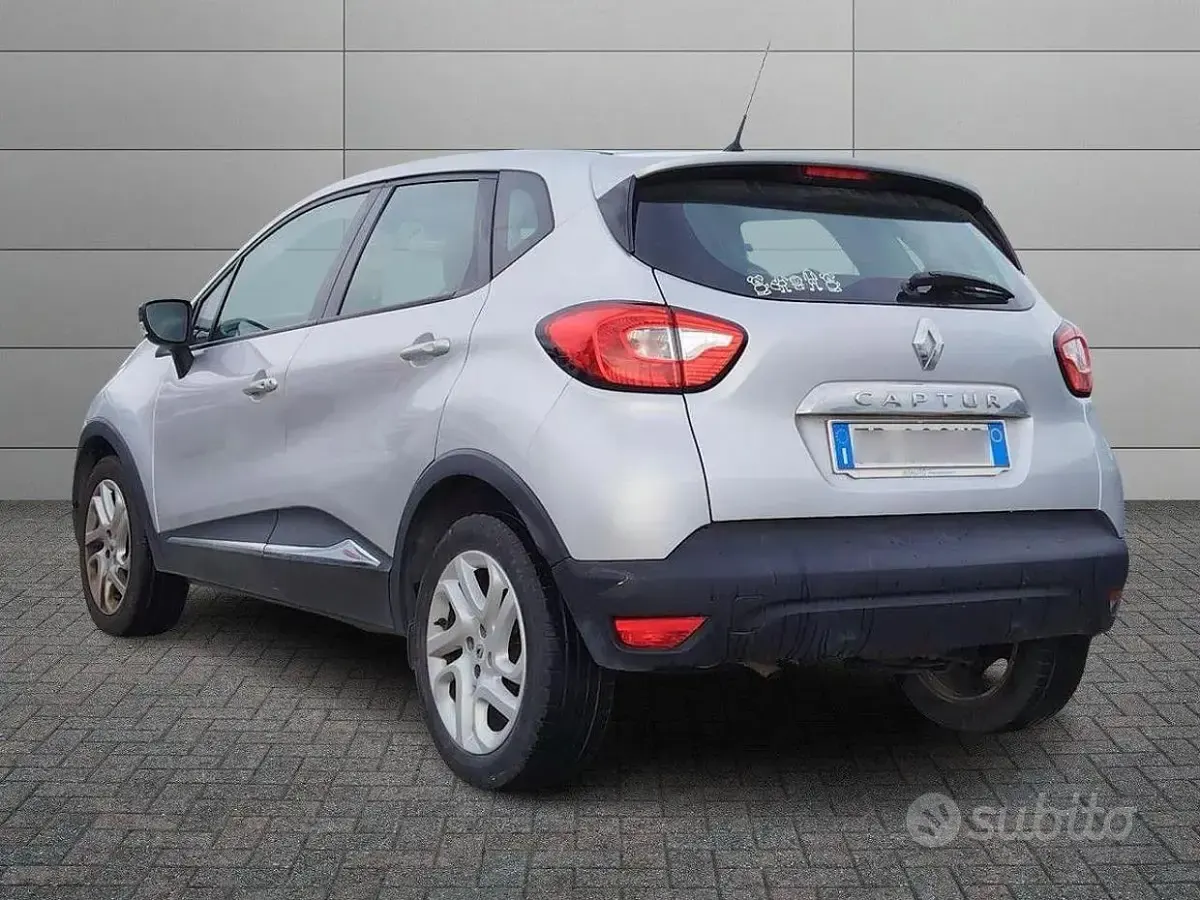 Käytetty Renault Captur Life 90 HP (66 kW) 2016 Harmaa Katumaasturi