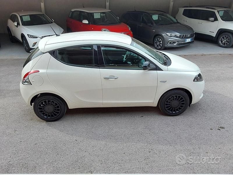 Usata Lancia Ypsilon Silver 69 CV (50 kW) 2022 Bianco Utilitaria