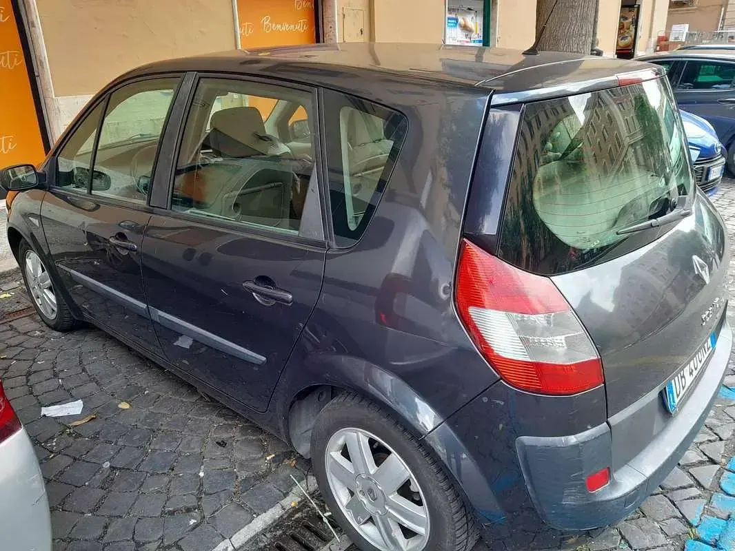 Usata Renault Scénic II 110 CV (80 kW) 2006 Monovolume