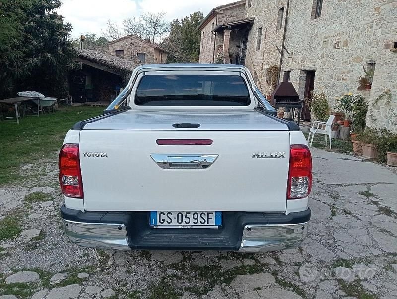 Usata Toyota HiLux 150 CV (110 kW) 2024 Bianco Pick-up