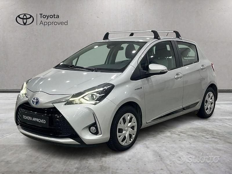 Grigio Usata 2018 Toyota Yaris Hybrid Active Tre volumi | 12.900 € (Buon prezzo) - Immagine 1/4