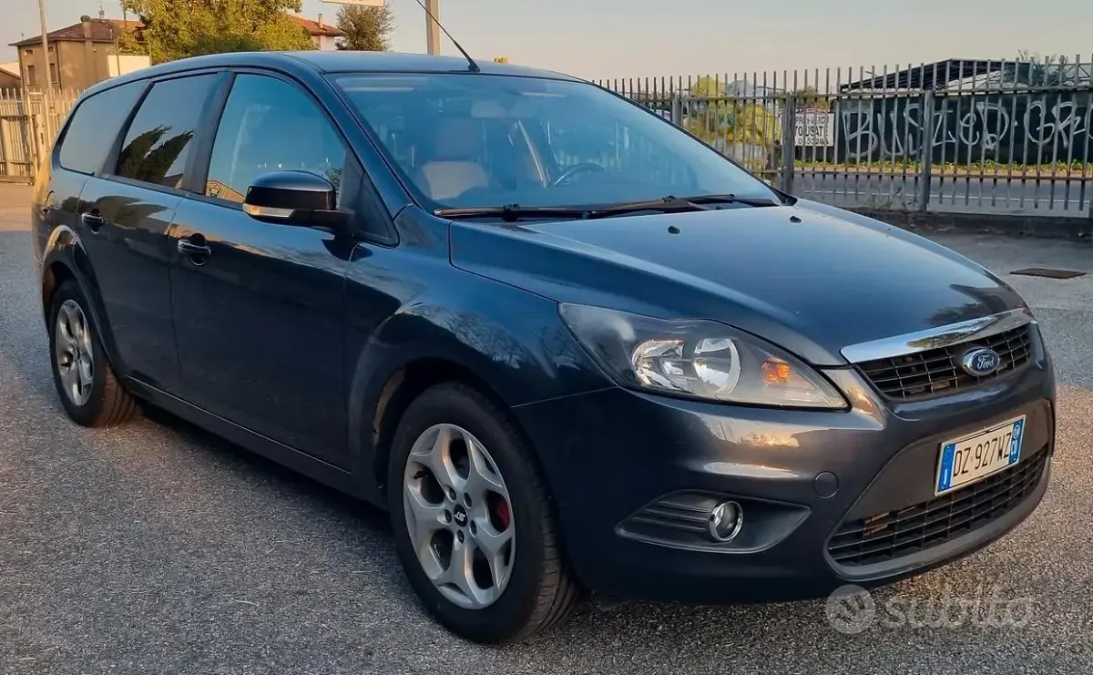 Usata Ford Focus 109 CV (80 kW) 2010 Grigio Station wagon