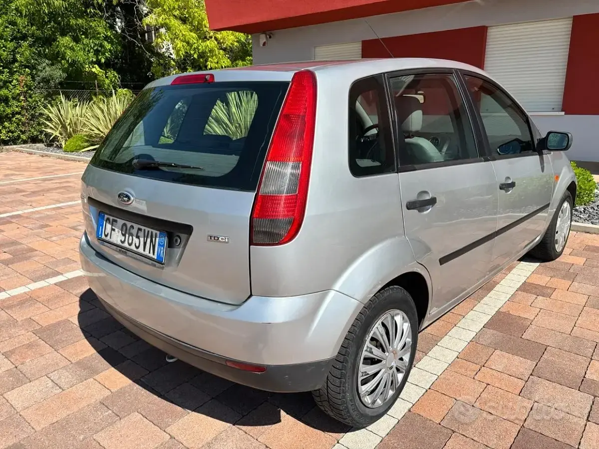 Usata Ford Fiesta 68 CV (50 kW) 2003 Grigio Utilitaria
