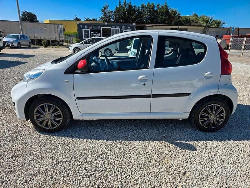 Usata Peugeot 107 68 CV (50 kW) 2010 Bianco Utilitaria