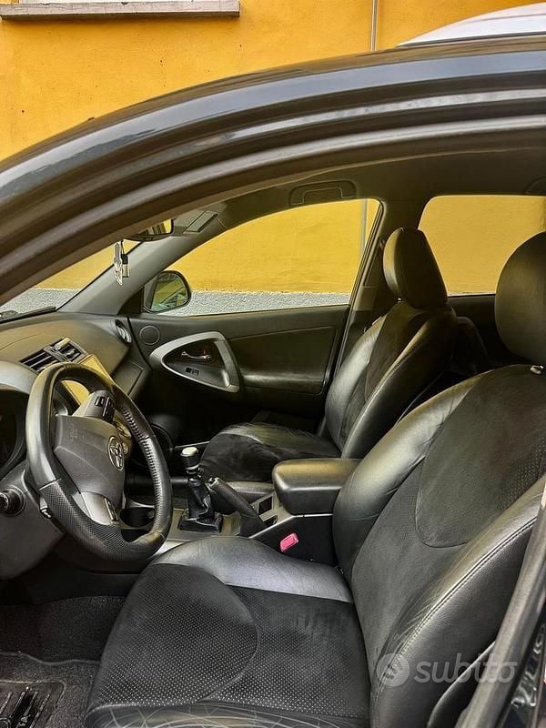 Usata Toyota RAV4 150 CV (110 kW) 2011 Nero SUV