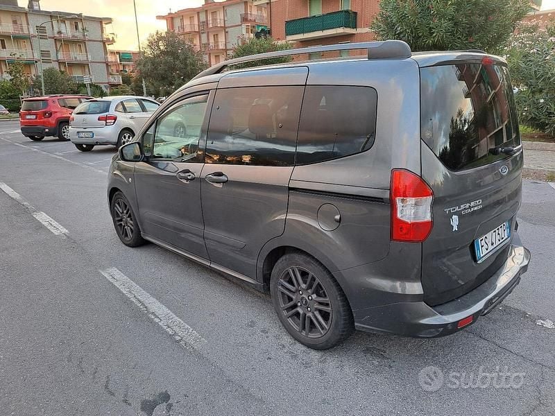 Usata Ford Tourneo Courier Sport 101 CV (74 kW) 2020 Grigio Monovolume