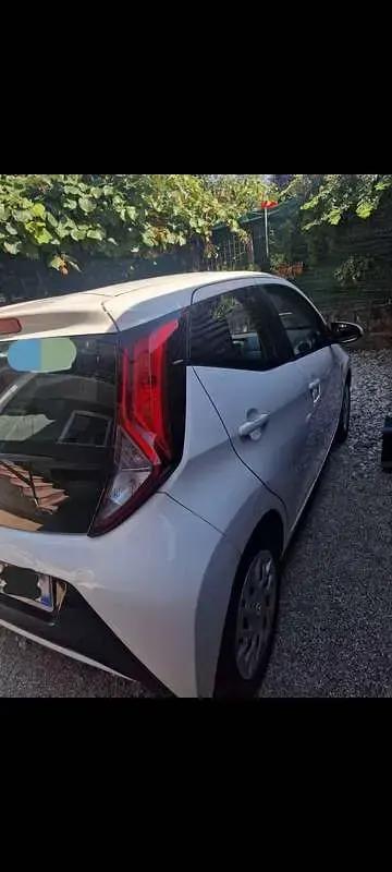 Usata Toyota Aygo X-play 72 CV (52 kW) 2019 Bianco Utilitaria