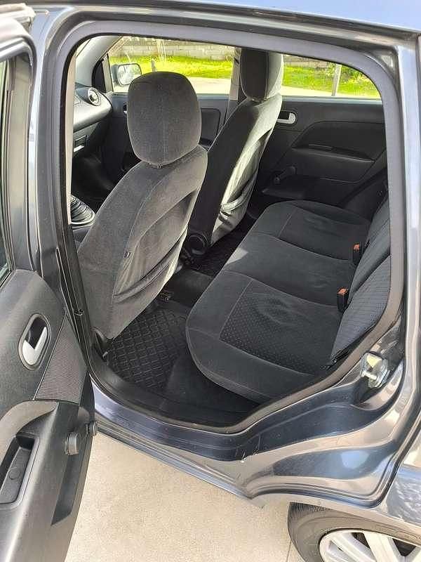 Usata Ford Fiesta Ghia 68 CV (50 kW) 2004 Berlina