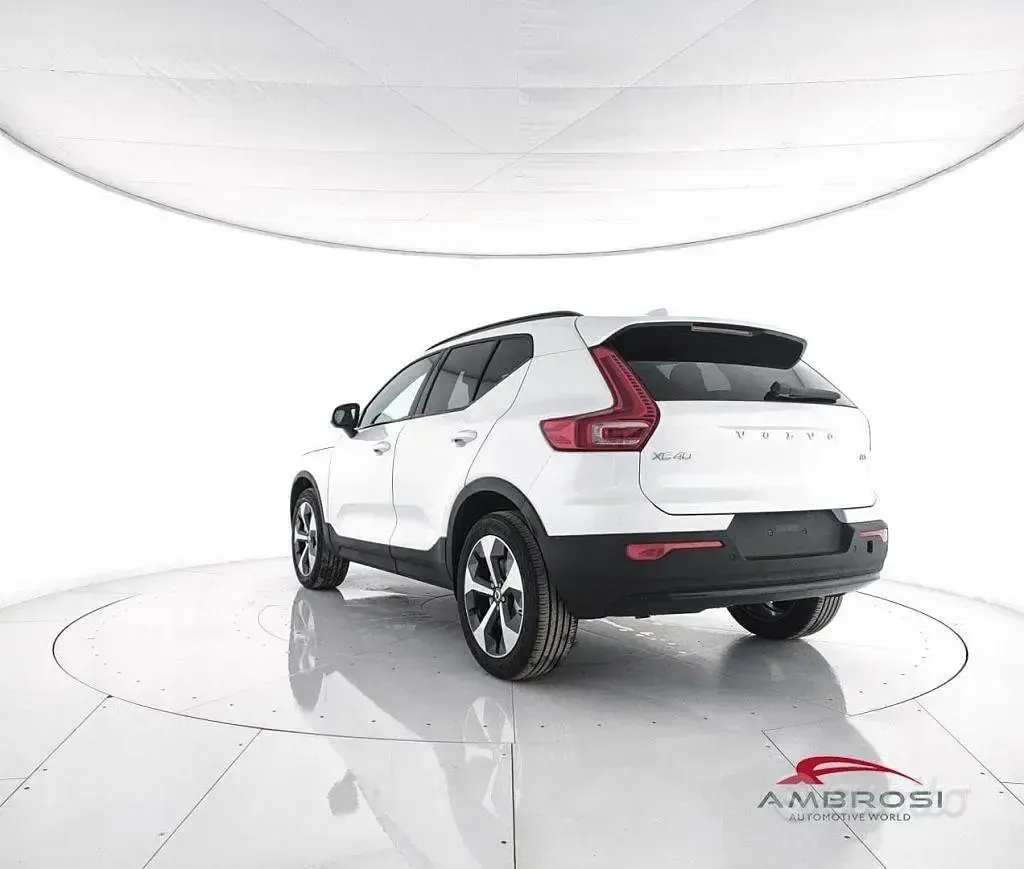 Nuova Volvo XC40 Plus 163 CV (119 kW) 2026 Bianco ghiacciaio SUV