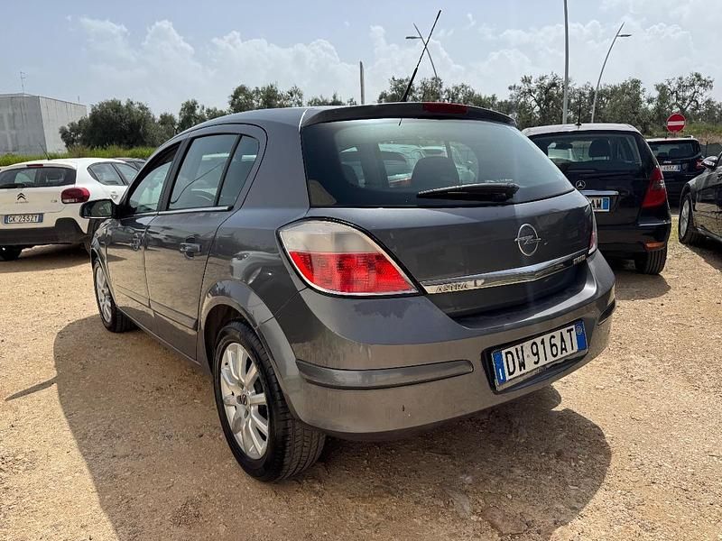 Usata Opel Astra Cosmo 102 CV (75 kW) 2005 Grigio Berlina