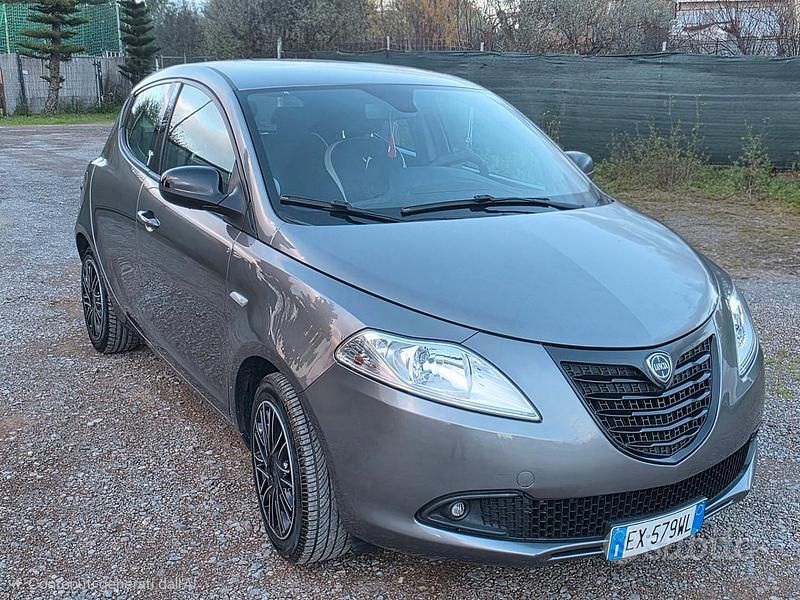 Usata Lancia Ypsilon 69 CV (50 kW) 2015 Grigio Utilitaria