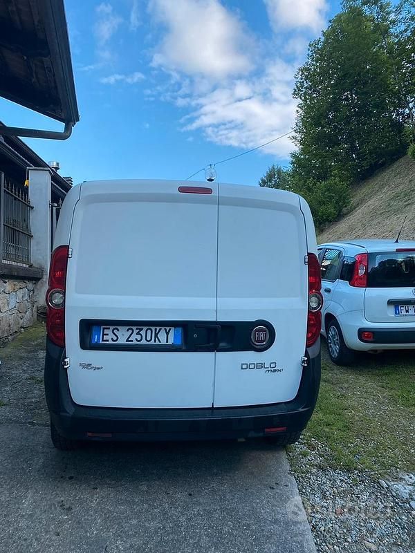 Usata Fiat Doblò 105 CV (77 kW) 2012 Bianco Monovolume