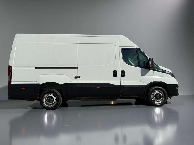 Usata Iveco Daily 136 CV (100 kW) 2022 Bianco(met.) Berlina