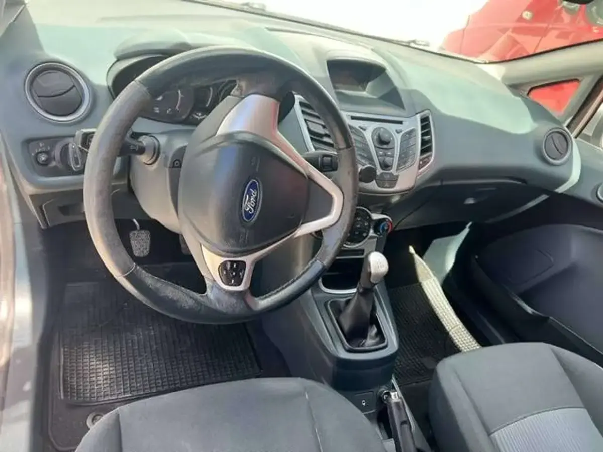 Second-hand Ford Fiesta Titanium 82 CP (60 kW) 2010 Argintiu Berlinǎ