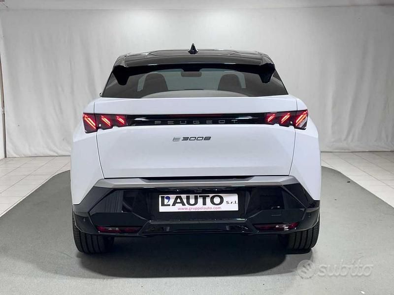 Usata Peugeot e-3008 GT 22 kW (30 CV) 2024 Bianco SUV