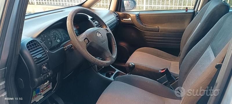 Usata Opel Zafira 101 CV (74 kW) 2004 Grigio Monovolume