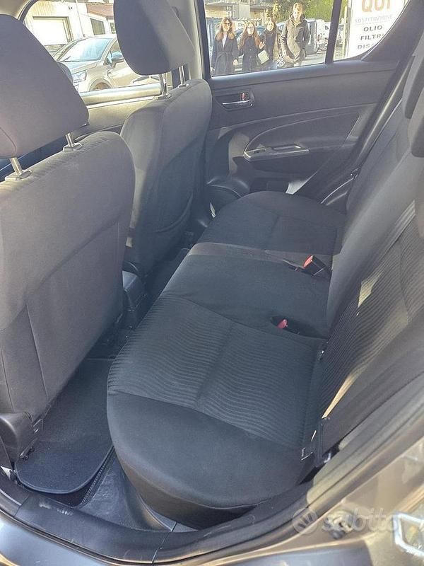 Begagnad Suzuki Swift 75 HK (55 kW) 2011 Grå Halvkombi