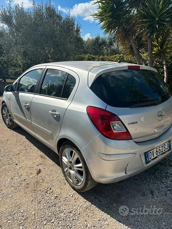 Grigio Usata 2009 Opel Corsa Tre volumi | 1300 € (Super prezzo) - Immagine 1/4