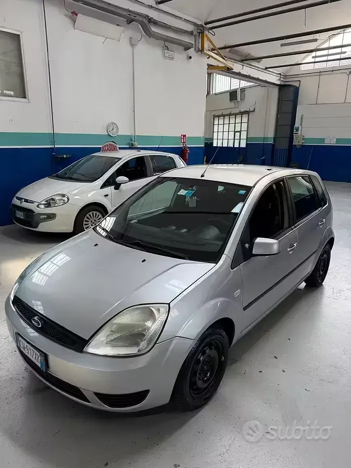 Usata Ford Fiesta Ghia 75 CV (55 kW) 2005 Grigio Utilitaria