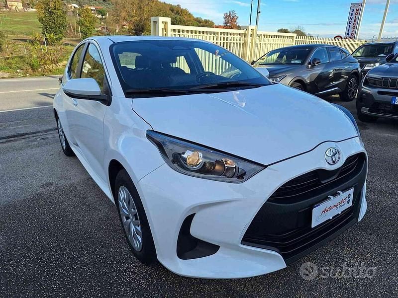 Usata Toyota Yaris Hybrid Active 92 CV (67 kW) 2025 Bianco Berlina