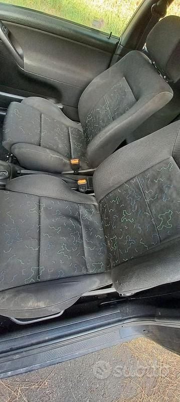 Usata VW Golf Cabriolet Classicline 101 CV (74 kW) 1997 Blu Cabrio