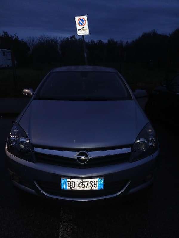 Usata Opel Astra GTC Enjoy 90 CV (66 kW) 2006 Berlina