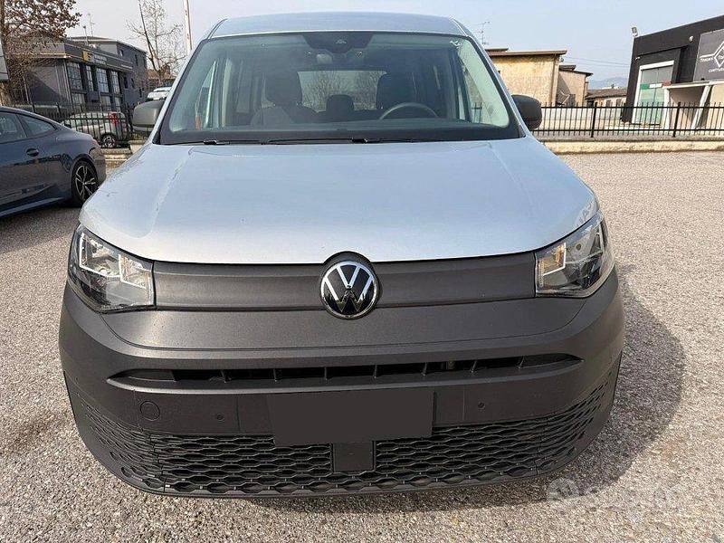 Usata VW Caddy 102 CV (75 kW) 2022 Grigio Monovolume