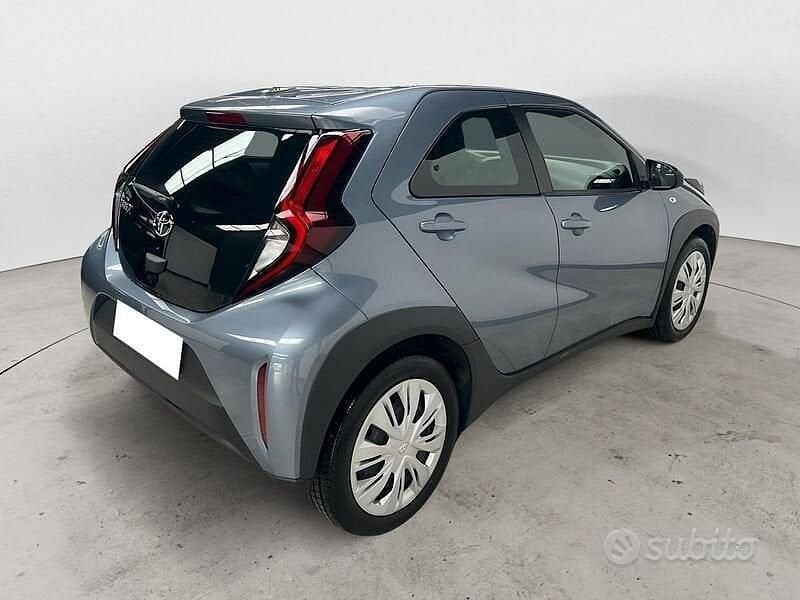 Usata Toyota Aygo X Active 72 CV (52 kW) 2025 Grigio SUV
