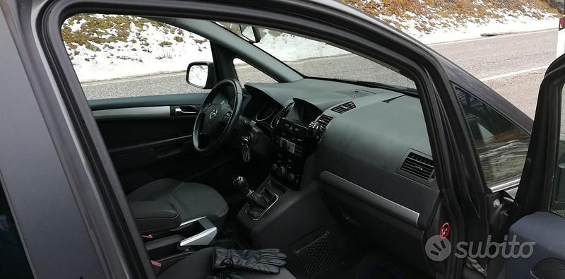 Usata Opel Zafira 140 CV (102 kW) 2010 Grigio Monovolume