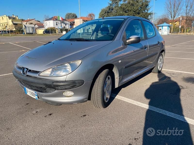 Grigio Usata 2000 Peugeot 206 Tre volumi | 1700 € (Ottimo prezzo) - Immagine 1/4
