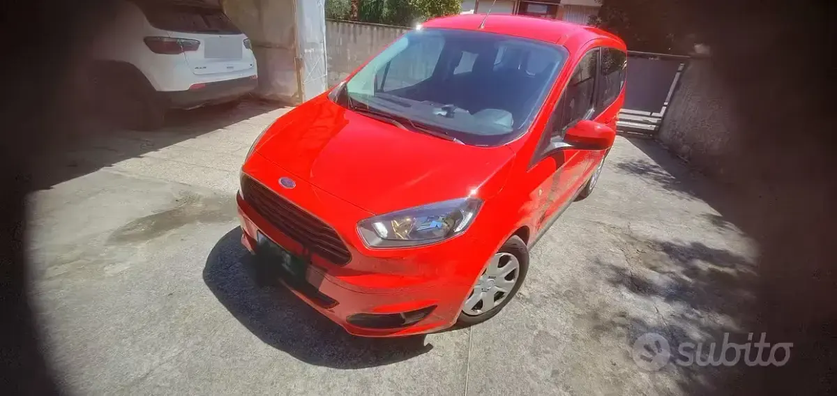 Usata Ford Tourneo Courier 100 CV (73 kW) 2017 Rosso Monovolume