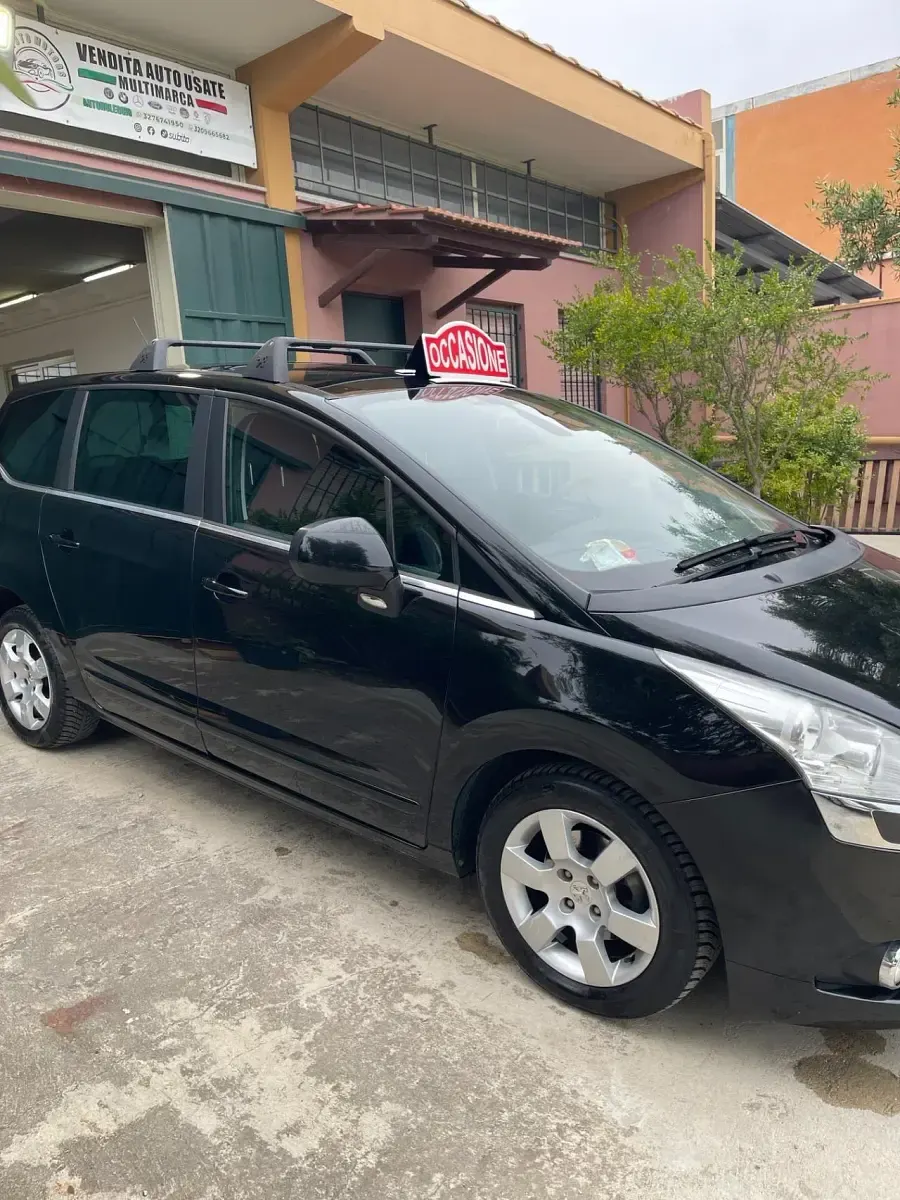 Usado Peugeot 5008 Business-Line 115 CV (84 kW) 2013 Negro Monovolumen