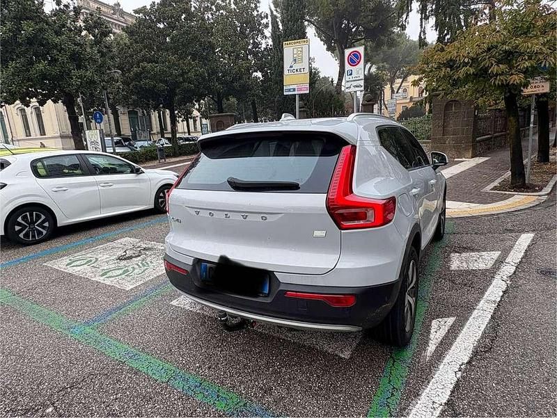 Usata Volvo XC40 Momentum 179 CV (131 kW) 2021 Argento SUV