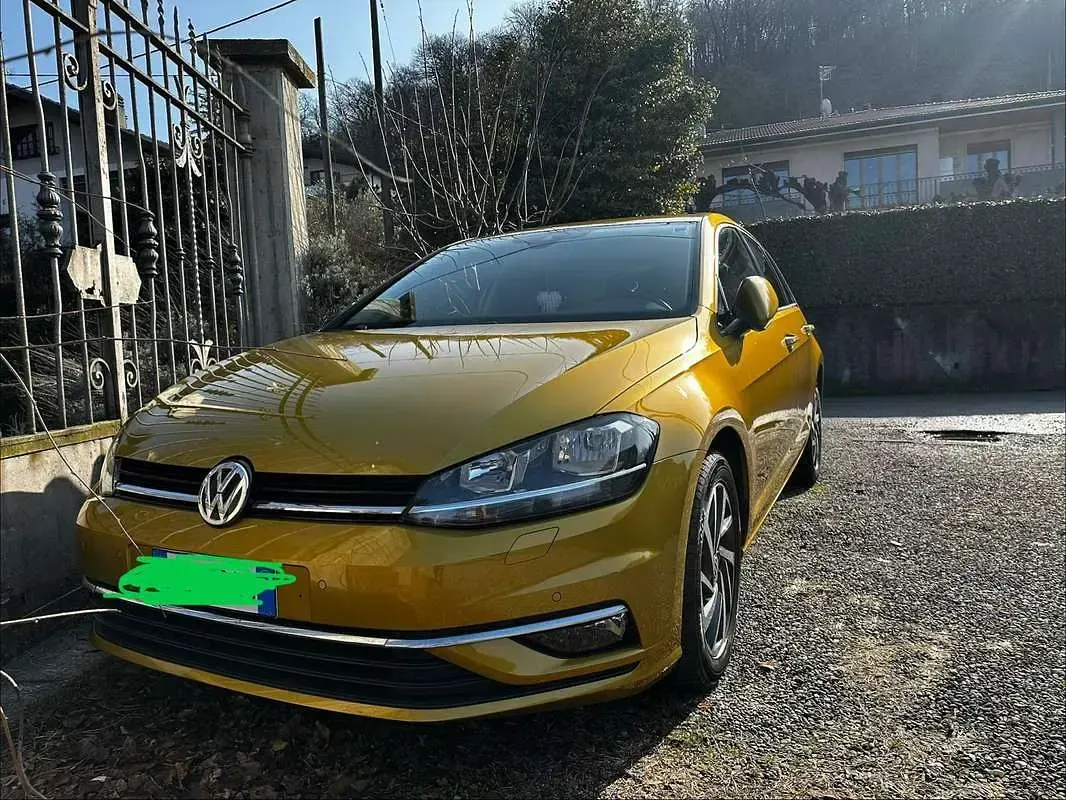 Usata VW Golf VIII Sound 125 CV (91 kW) 2022 Oro Berlina
