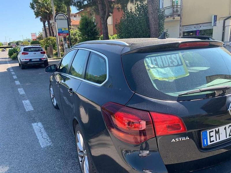 Usata Opel Astra Cosmo 110 CV (80 kW) 2012 Nero Station wagon