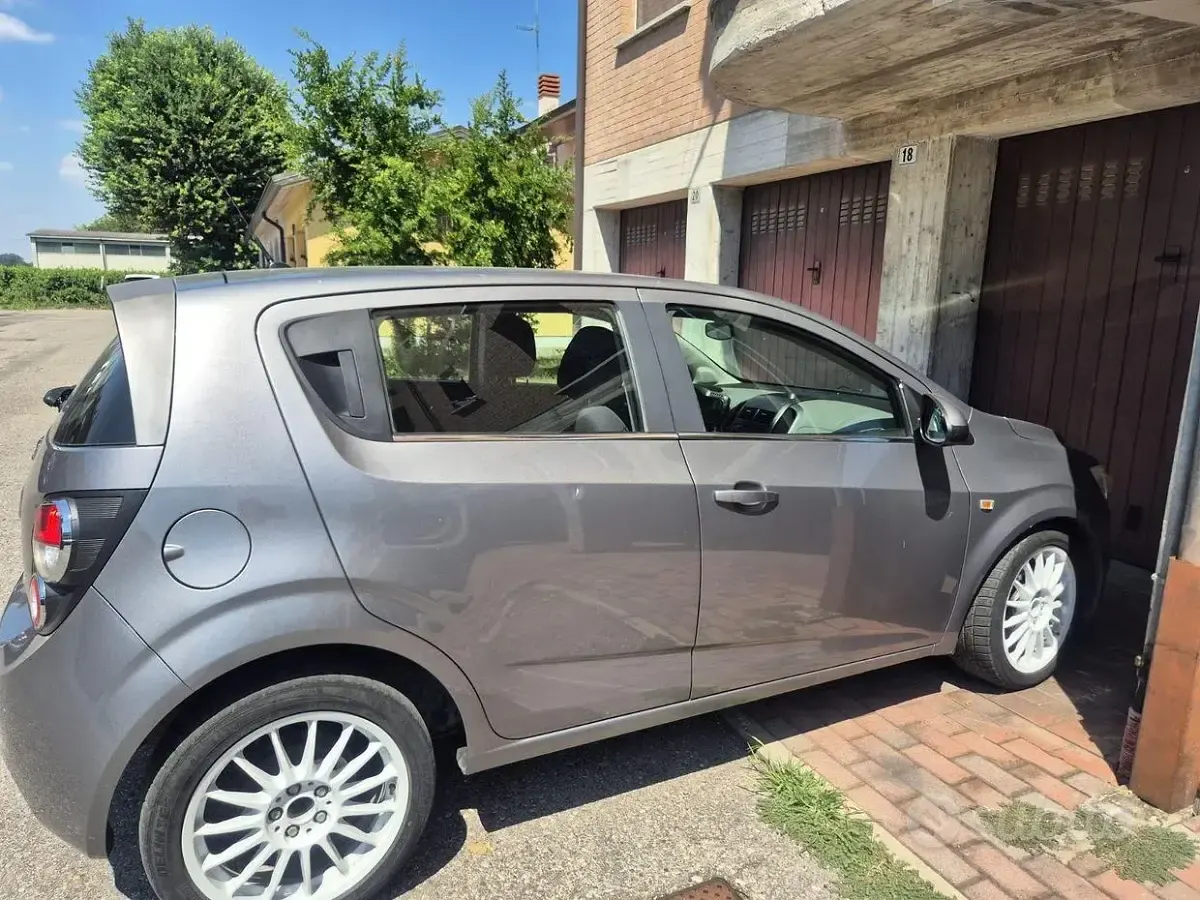 Usata Chevrolet Aveo 75 CV (55 kW) 2012 Grigio Berlina