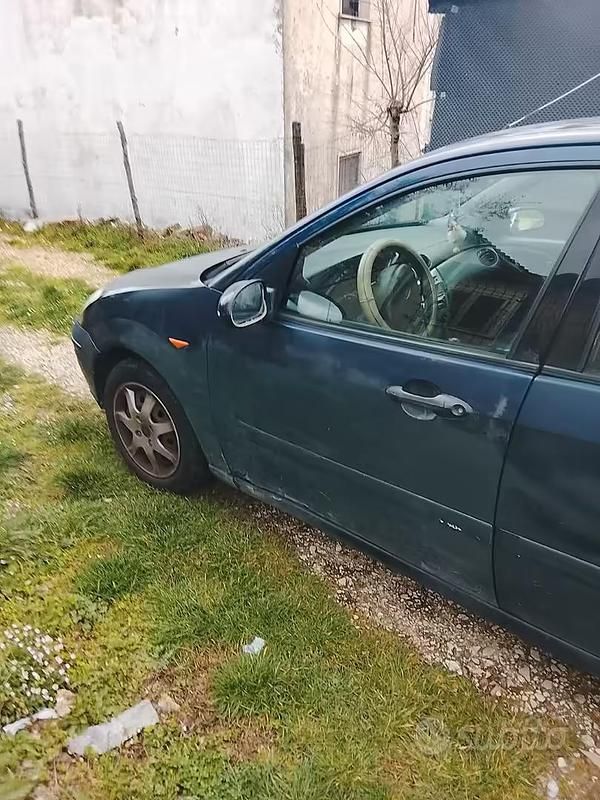 Usata Ford Focus 100 CV (73 kW) 2004 Blu Berlina