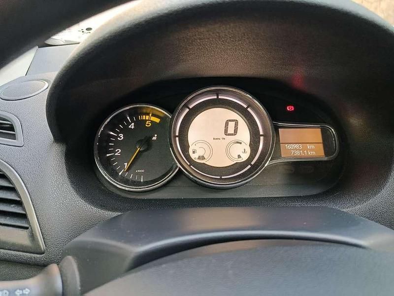 Käytetty Renault Mégane 110 HP (80 kW) 2012 Hopea Sedan