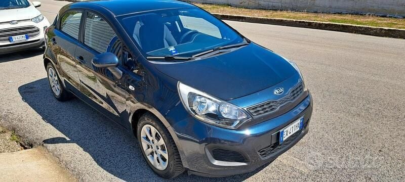 Usata Kia Rio Active 85 CV (62 kW) 2014 Grigio Berlina